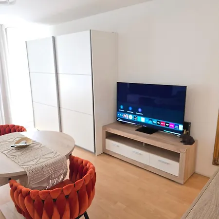 2 X Bei Augsburger Platz 1x Nr 5 - Mit Balkon Und Parkplatz Und 1 X Nr5-b - 2 Zw Ohne Balkon Und Parkplatz דירה *