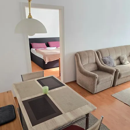 2 X Bei Augsburger Platz 1x Nr 5 - Mit Balkon Und Parkplatz Und 1 X Nr5-b - 2 Zw Ohne Balkon Und Parkplatz דירה